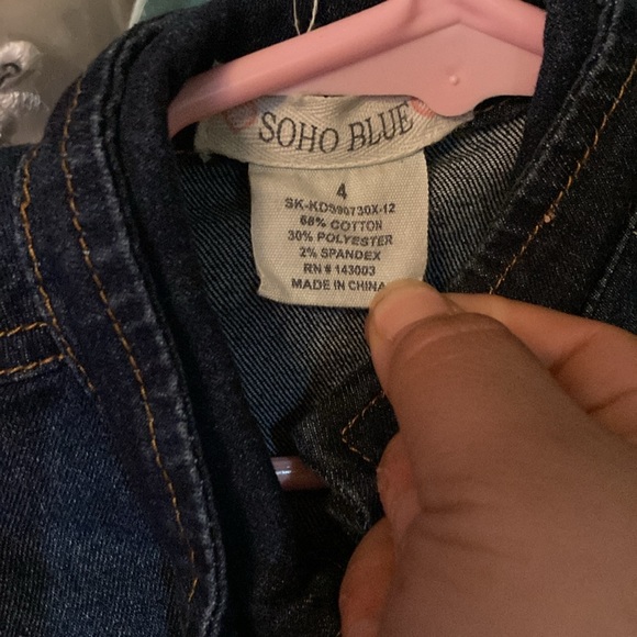 Jean jacket it a navy blue color and all the buttons are there and 2 pockets - Picture 3 of 3